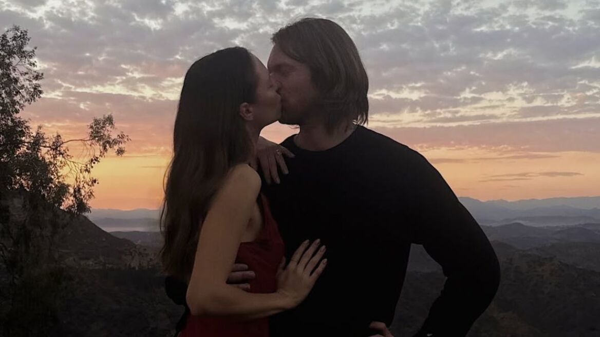 Μπίλι Άιλις: Ο αδερφός της αρραβωνιάστηκε με τη σύντροφό του, Κλόντια Σουλέφσκι