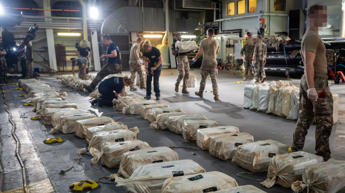 Γαλλία: Κατασχέθηκαν 9,6 τόνοι κοκαΐνης από το Πολεμικό Ναυτικό ανοιχτά της Δυτικής Αφρικής