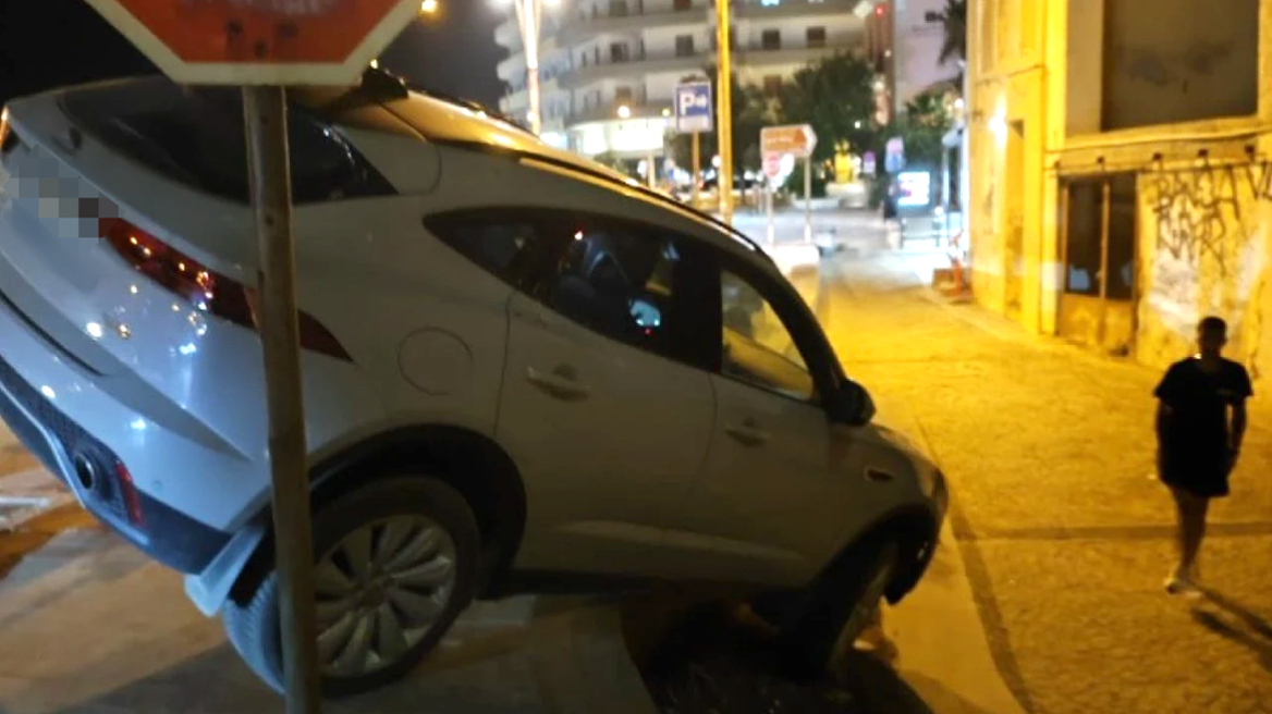 Ηράκλειο: Οδηγός έστριψε λάθος και το αυτοκίνητο κατέληξε να αιωρείται στην παραλιακή
