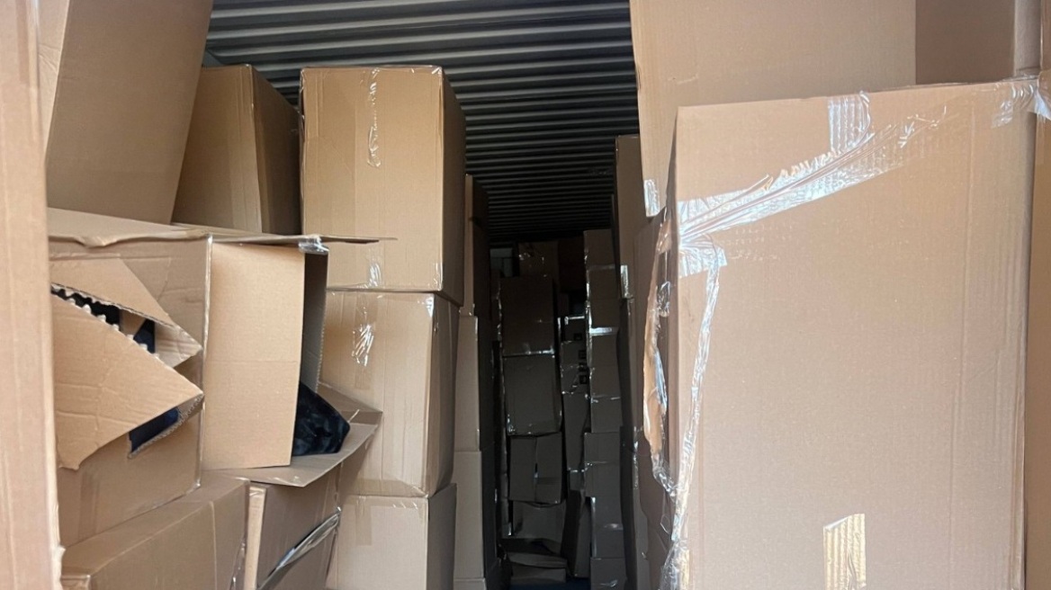 Νέα υπόθεση λαθρεμπορίας με κινέζικα ρούχα και παπούτσια: Κατασχέθηκαν 17 κοντέινερ, πάνω από 1.600.000 ευρώ οι διαφυγόντες φόροι