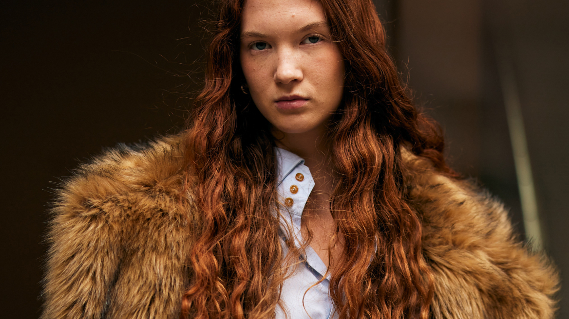 London Fashion Week s/s ’26: Τα beauty look που ξεχώρισαν στους δρόμους του Λονδίνου
