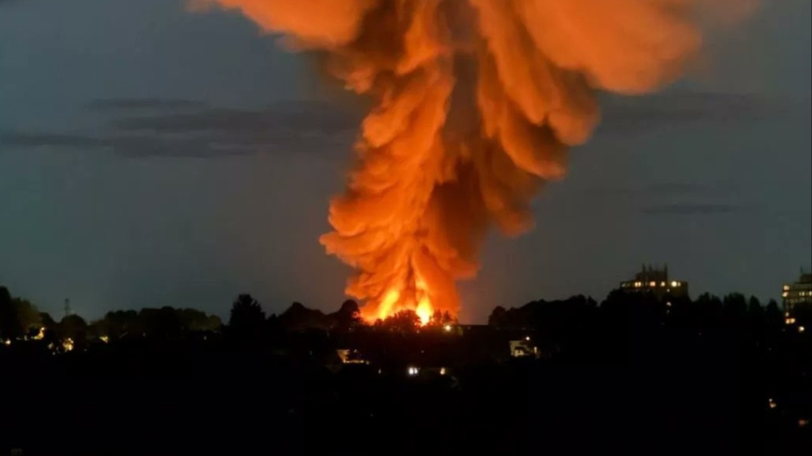 Τεράστια έκρηξη και πυρκαγιά σε βιομηχανική περιοχή της Αγγλίας - Δείτε βίντεο 