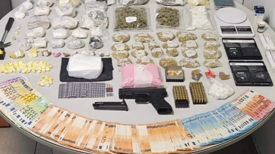 Συνελήφθη 47χρονος στη Θεσσαλονίκη που διατηρούσε «σούπερ μάρκετ» ναρκωτικών στο διαμέρισμά του - Δείτε βίντεο 