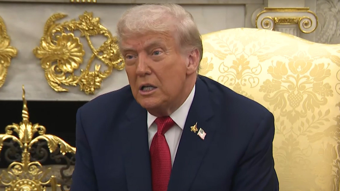 Καρφίτσα με αμερικανική σημαία και ένα F-22 φόρεσε ο Τραμπ στη συνάντηση με τον Ερντογάν