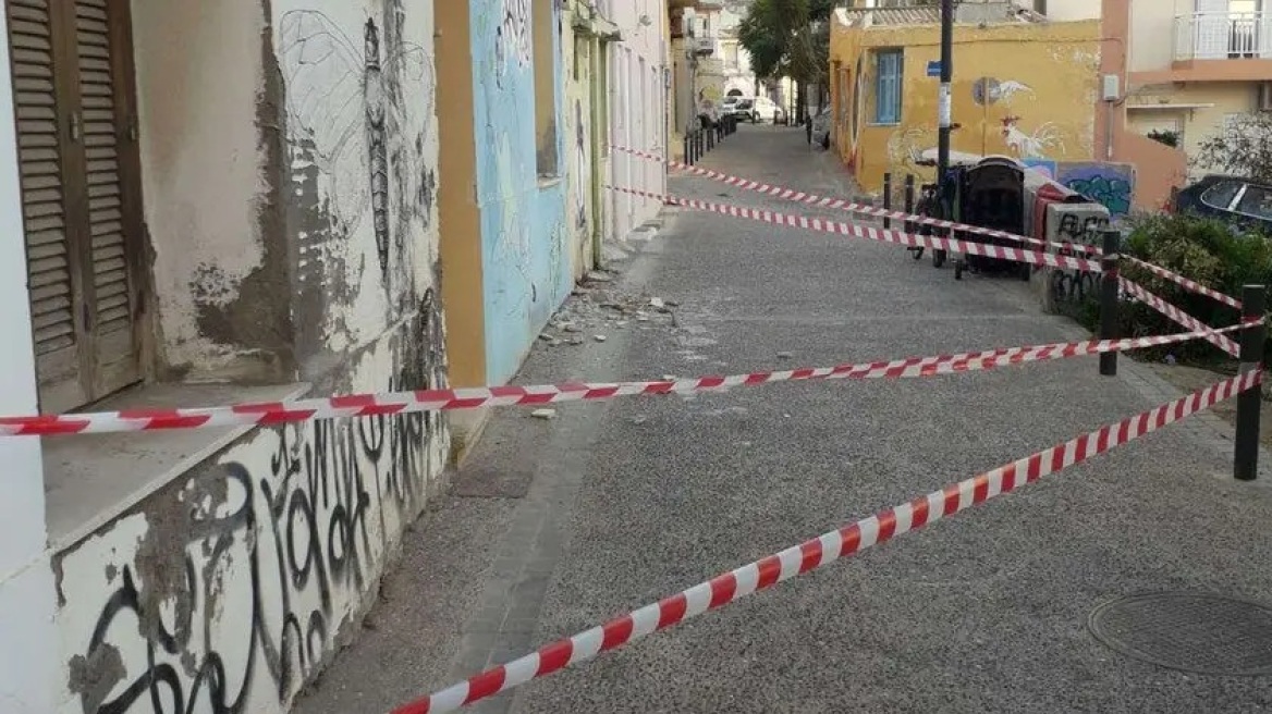 Συναγερμός στο Ηράκλειο: Κατέρρευσαν μπαλκόνι και τμήμα ενός οικήματος