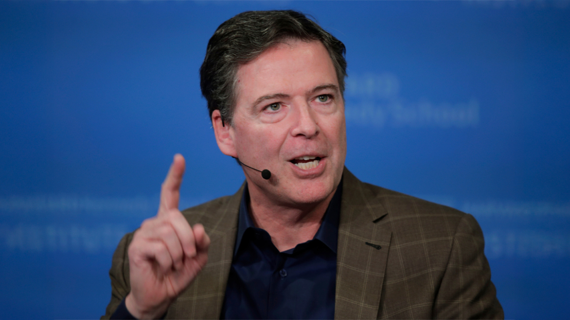 «Δεν φοβάμαι, ας πάμε σε δίκη» απαντά ο πρώην διευθυντής του FBI στη δίωξή του, ενώ ο Τραμπ πανηγυρίζει στα social media