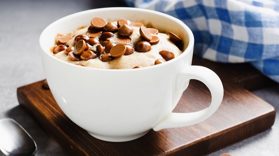 Ζουμερό κέικ με βρώμη, σε κούπα, έτοιμο σε 2′: το πιο εύκολο και υγιεινό σνακ