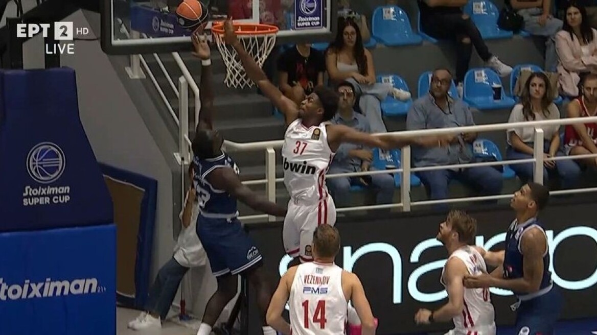 «Σκέπασε» τα καλάθια στην πρώτη του εμφάνιση με τον Ολυμπιακό ο Κώστας Αντετοκούνμπο - Τα μπλοκ του στο ματς με την Καρδίτσα - Βίντεο