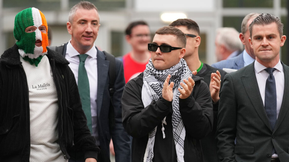 Απορρίφθηκαν οι κατηγορίες για τρομοκρατία σε βάρος ράπερ των Kneecap - Δείτε βίντεο 