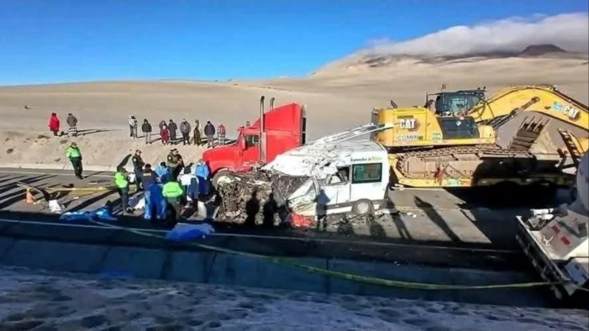 Τουλάχιστον 14 νεκροί σε σύγκρουση μινι βαν με νταλίκα στο Περού 