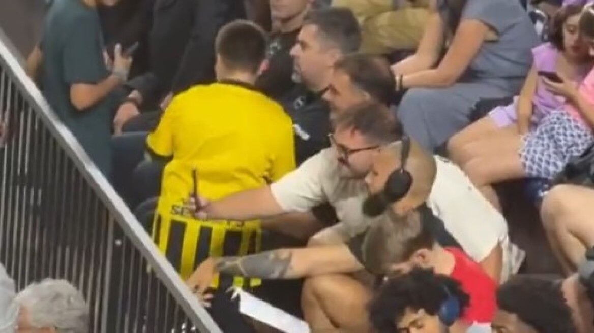 Μικρός φίλος της ΑΕΚ έβγαλε selfie με τον Μπαρτζώκα στη Ρόδο - Δείτε βίντεο 