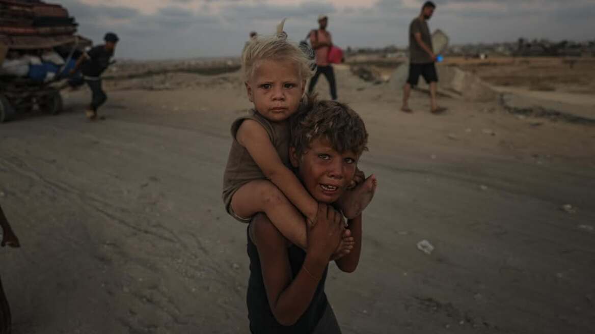 Τι συνέβη με τα αδερφάκια της viral φωτογραφίας από τη Γάζα, που το ένα κουβαλούσε στους ώμους του το μικρότερο;
