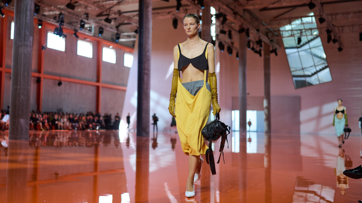 Απρόσμενοι συνδυασμοί και και δημιουργικό layering στη συλλογή Άνοιξη/Καλοκαίρι 2026 της Prada
