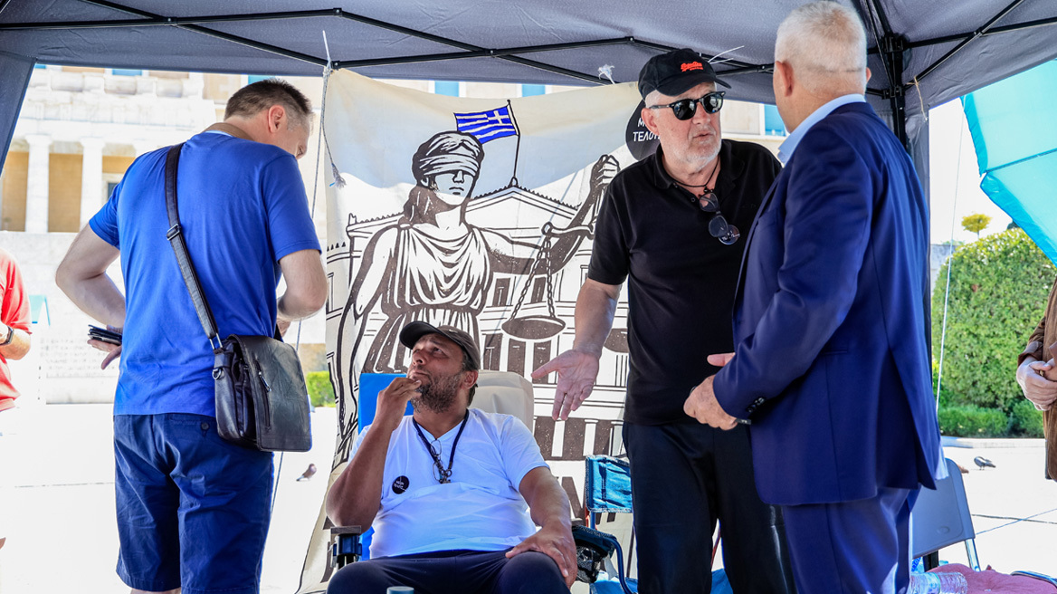 Στο Λαϊκό Νοσοκομείο μεταφέρθηκε ο απεργός πείνας Δημήτρης Οικονομόπουλος, που συμπαραστέκεται στον Πάνο Ρούτσι - Αισθάνθηκε έντονη αδιαθεσία