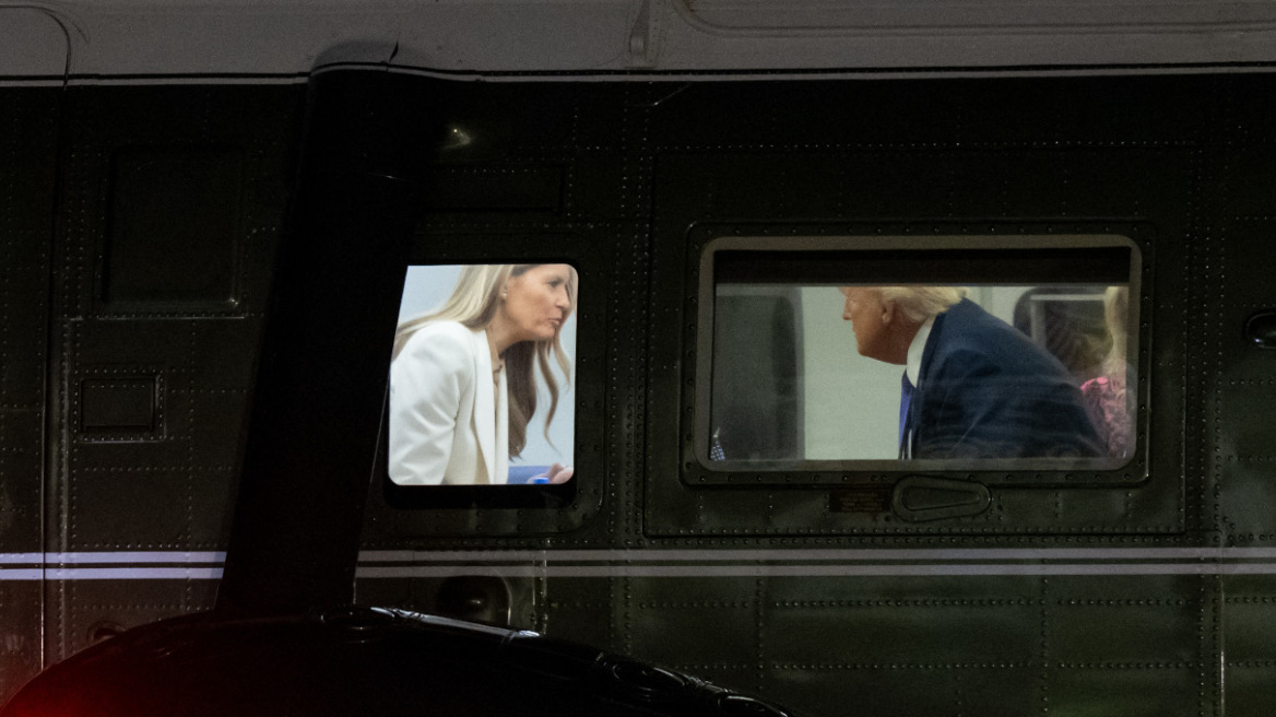 Έντονη στιγμή Τραμπ με Μελάνια, νεύματα, κούνημα κεφαλιού - Δείτε βίντεο