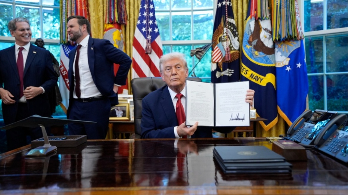 Ο Τραμπ ανακοίνωσε νέους δασμούς στις εισαγωγές φαρμάκων, φορτηγών και επίπλων 