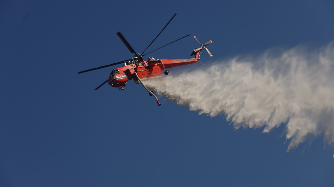 Φωτιά στο Εξαμίλι Λαγκαδά - Στη μάχη και δύο ελικόπτερα
