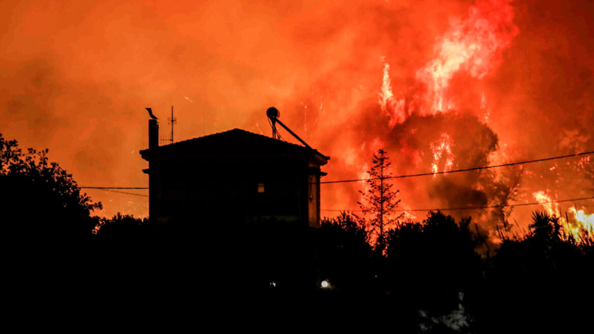 Η Ελλάδα «πνίγεται» από τις φωτιές: Εκπομπές στο υψηλότερο επίπεδο 20ετίας
