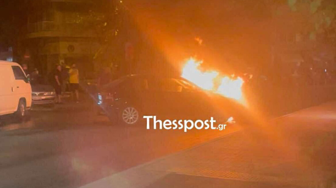 Αυτοκίνητο «καρφώθηκε» σε βιτρίνα μαγαζιού στη Θεσσαλονίκη - Τραυματίστηκε ελαφρά ο οδηγός, δείτε βίντεο 