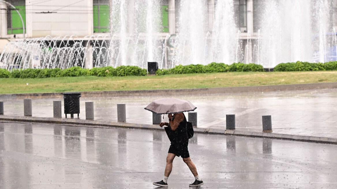 Ισχυρές βροχές και καταιγίδες μέχρι σήμερα αργά το βράδυ σε 10 περιοχές - Τι πρέπει να προσέξουν οι πολίτες