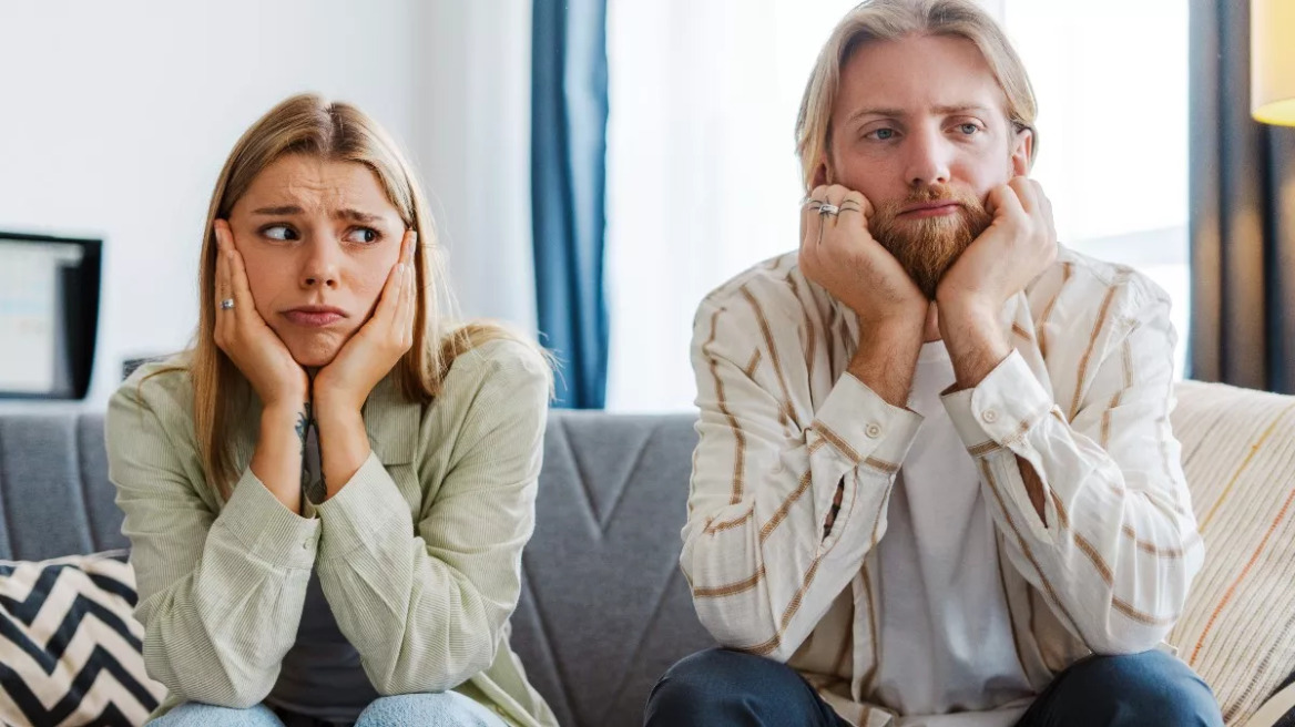 Γιατί εμφανίζεται η πλήξη στη σχέση; Και πώς μπορεί να φουντώσει ξανά η φλόγα του έρωτα
