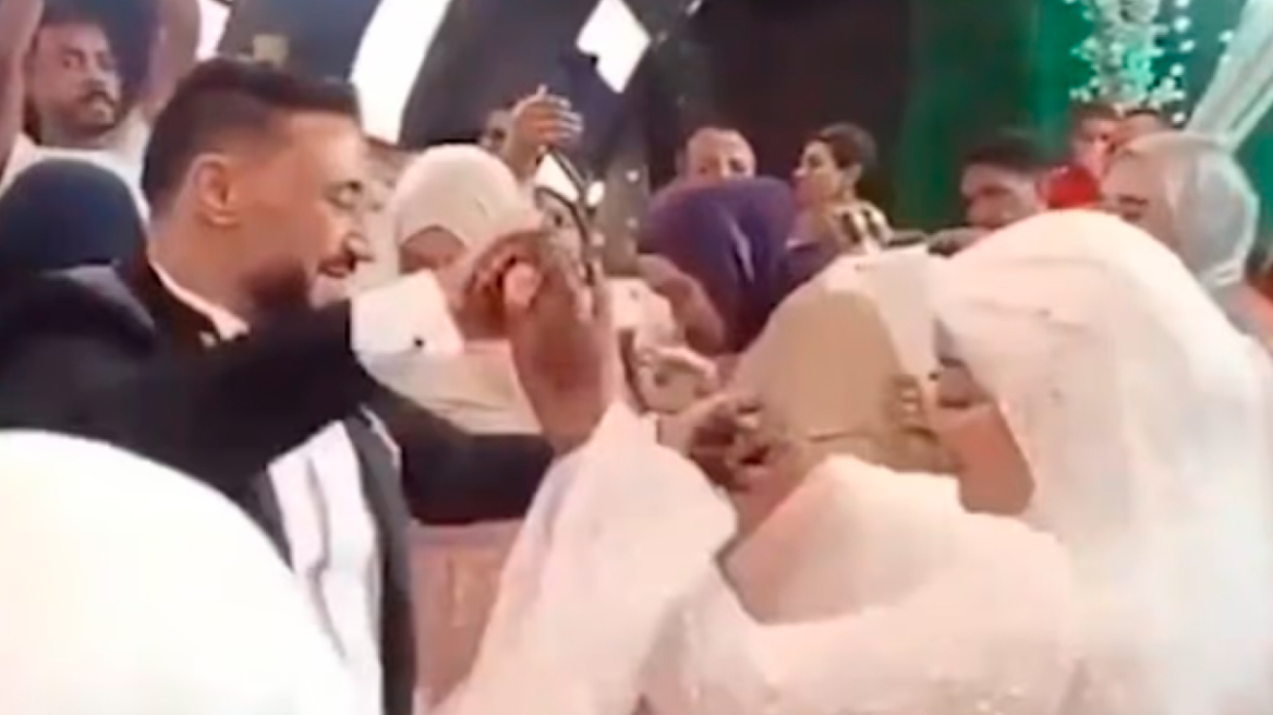 Γάμος εξελίχθηκε σε τραγωδία στην Αίγυπτο: Ο γαμπρός κατέρρευσε αφού υπέστη καρδιακή ανακοπή χορεύοντας με τη νύφη - Δείτε βίντεο