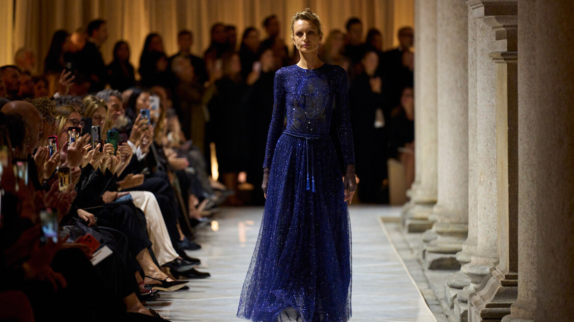 Η τελευταία συλλογή που σχεδίασε ο ίδιος ο Giorgio Armani παρουσιάστηκε χθες σε μια συγκινητική επίδειξη στο Μιλάνο

