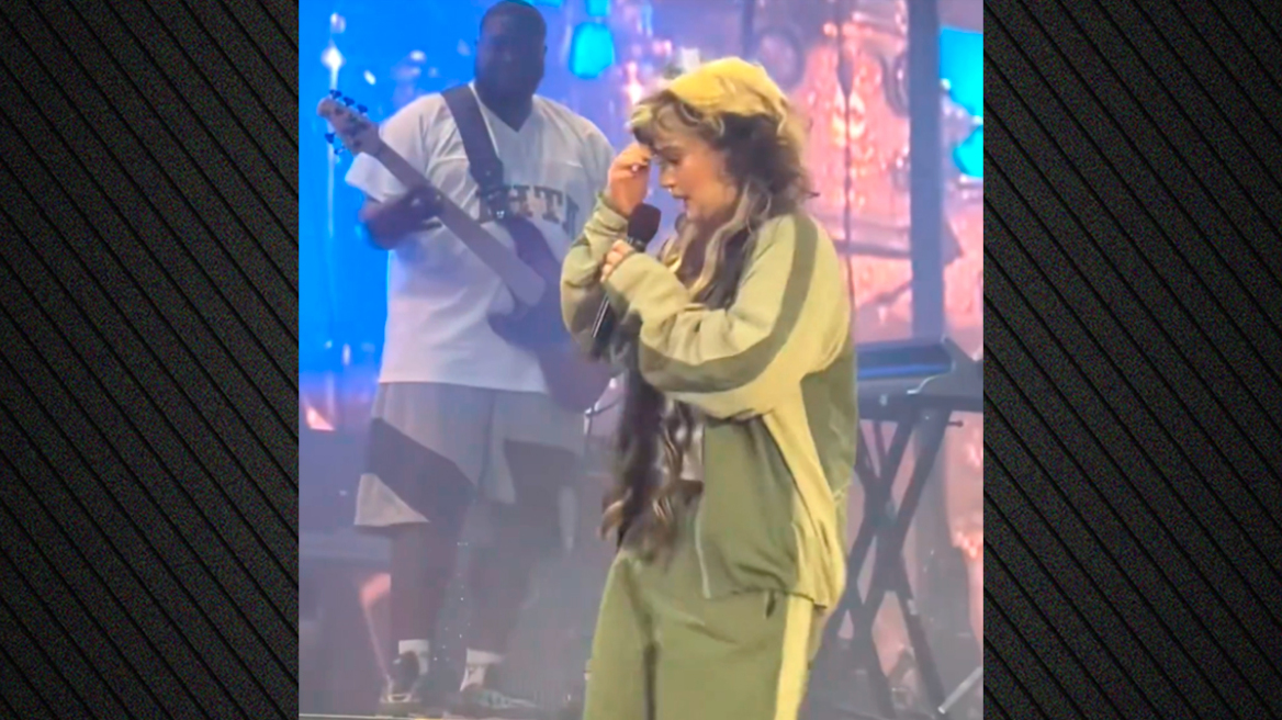 Νέα Υόρκη: Η στιγμή της κατάρρευσης στη σκηνή της 24χρονης τραγουδίστρια Λόλα Γιανγκ σε συναυλία