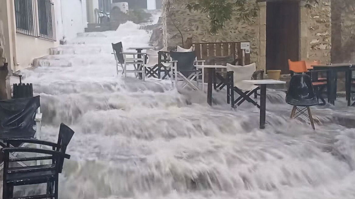 Ισχυρές βροχές στην Κρήτη, μικρές κατολισθήσεις, πλημμύρες και ποτάμια λάσπης σε Βιάννο και Μεσαρά - Βίντεο