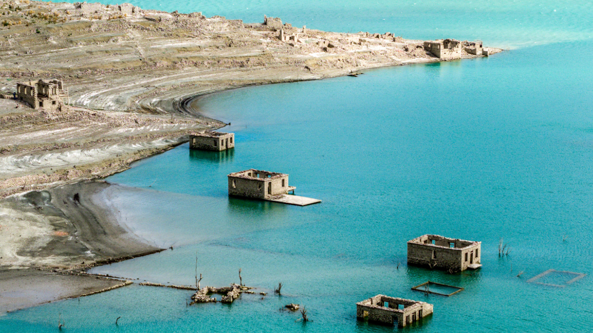 Αναδύεται ακόμα περισσότερο το βυθισμένο χωριό Κάλλιο στη λίμνη του Μόρνου, δείτε εντυπωσιακές φωτογραφίες