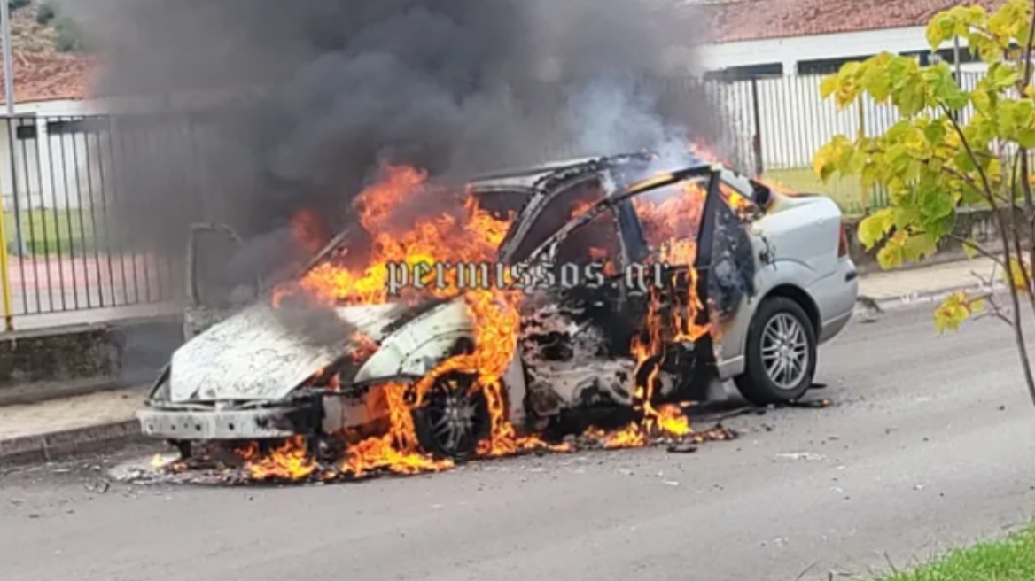 Όχημα τυλίχθηκε στις φλόγες στον Αλίαρτο - Δείτε βίντεο