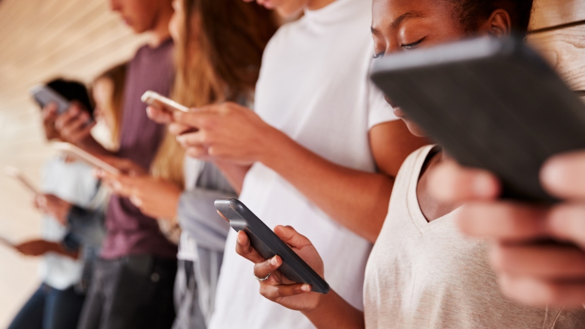 Future Report: 3 στους 4 εφήβους χρησιμοποιούν app ευεξίας – 13χρονοι δηλώνουν ψευδή ηλικία στα social media