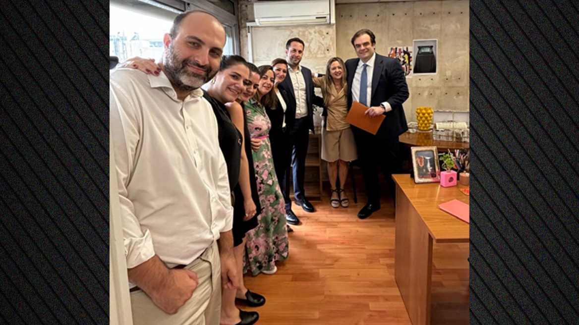 Ευχές στον εορτάζοντα Κυριάκο Πιερρακάκη από τους συνεργάτες του