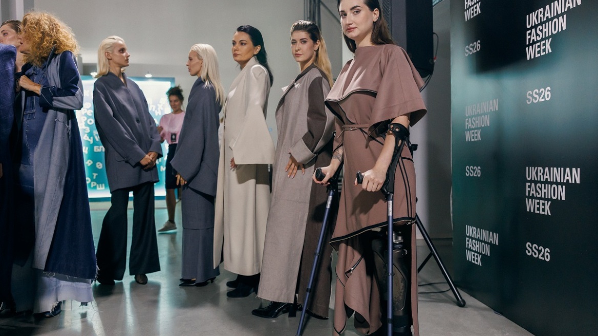 Μια διαφορετική Εβδομάδα Μόδας στο Κίεβο: Ακρωτηριασμένοι στρατιώτες, γυναίκες και άντρες, στην πασαρέλα