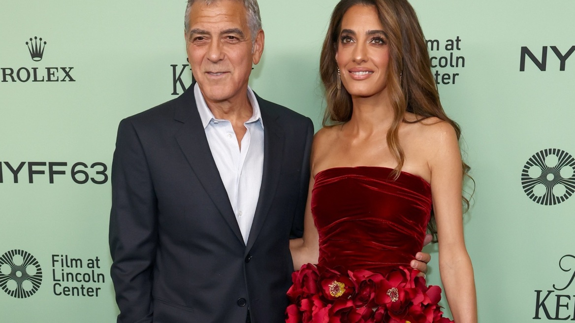 Η Αμάλ Κλούνεϊ φόρεσε Oscar de la Renta στην πρεμιέρα της νέας ταινίας του Τζορτζ Κλούνεϊ στη Νέα Υόρκη
