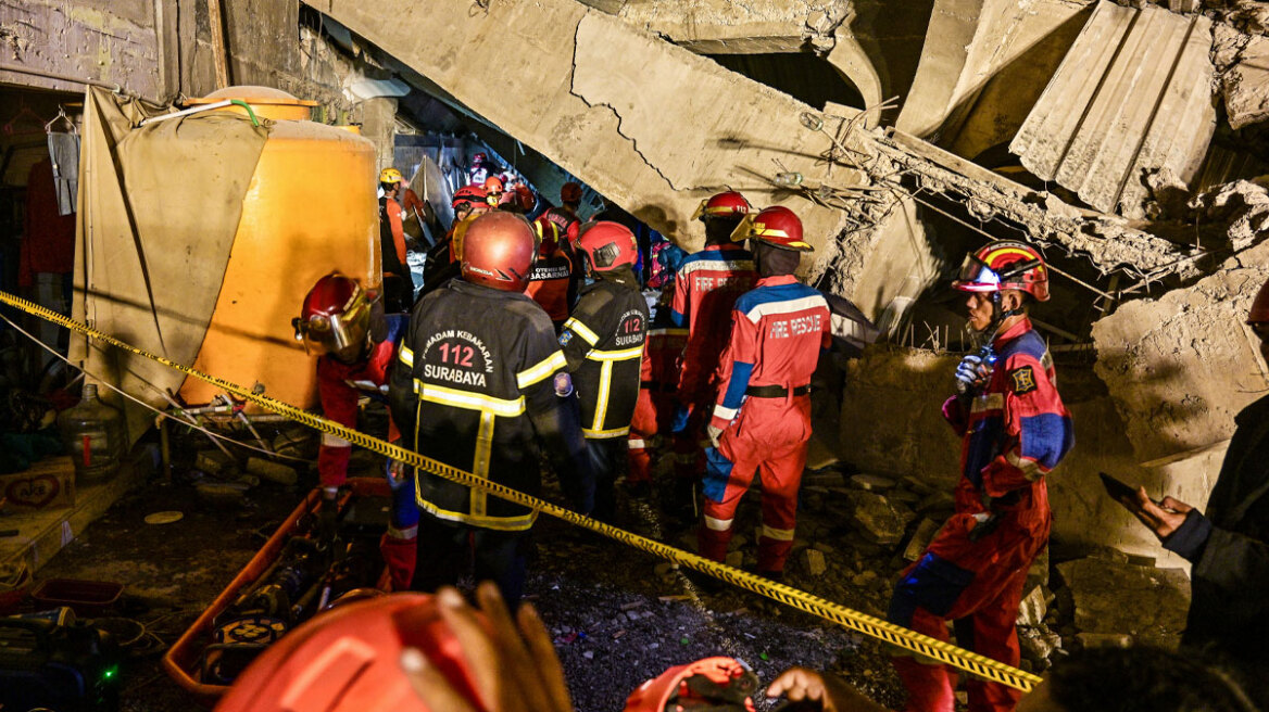 Ινδονησία: Κατέρρευε πολυώροφο σχολείο - Τουλάχιστον 3 μαθητές νεκροί, 99 τραυματίες και 38 παγιδευμένοι