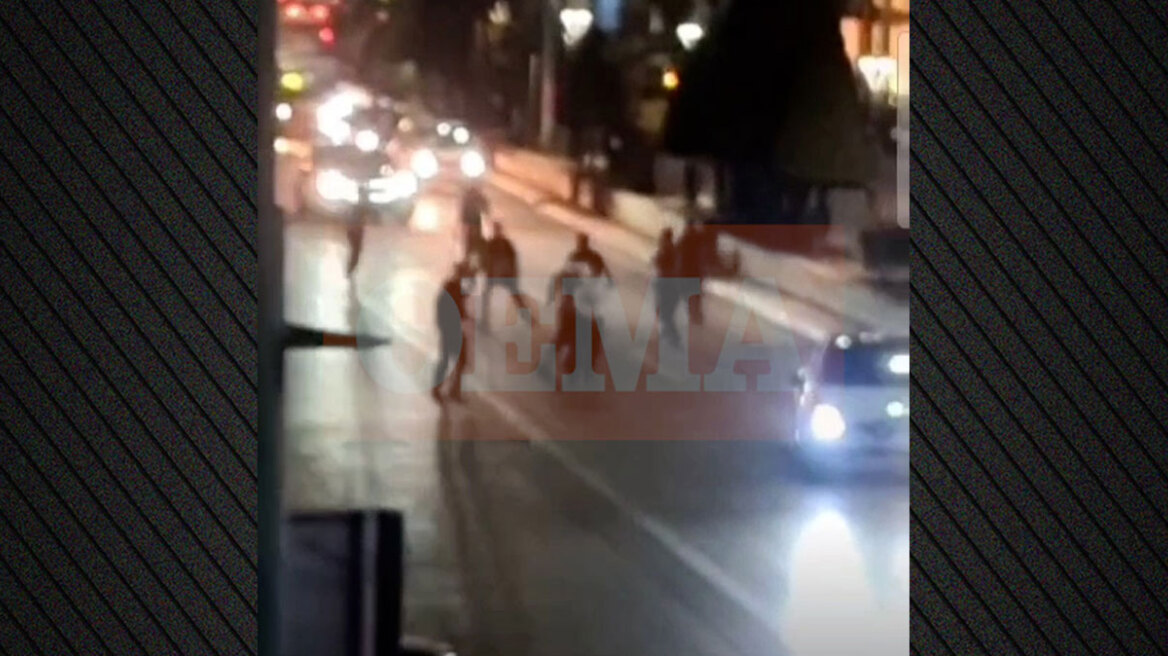 Περιστέρι: Βίντεο από τη συμπλοκή οπαδών του Παναθηναϊκού και της Λάρισας - Σπασμένα ΙΧ, καδρόνια, προσαγωγές