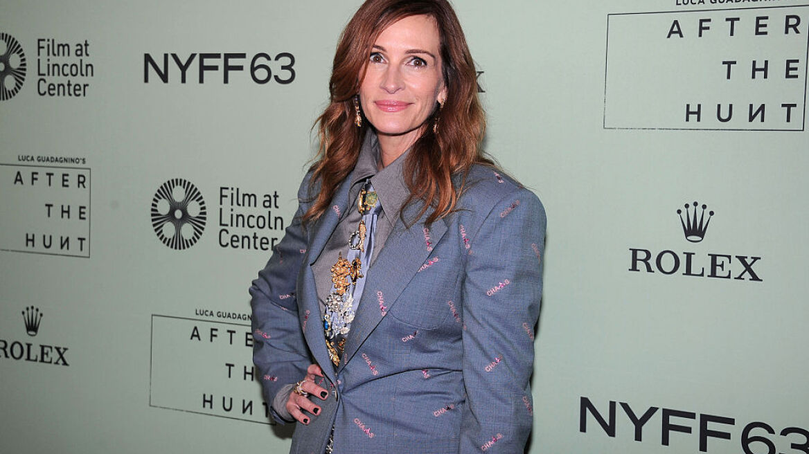 Τζούλια Ρόμπερτς: Με υπερμεγέθες κοστούμι στην πρεμιέρα της ταινίας της