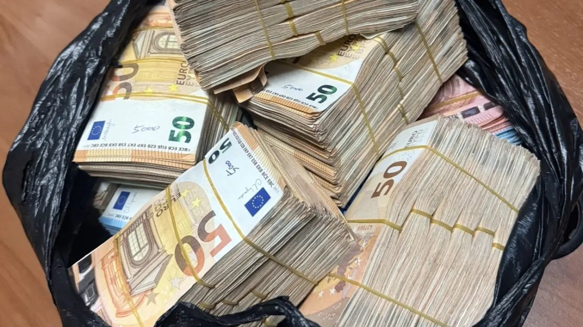 Συνέλαβαν 58χρονο αλλοδαπό για λαθραία ηλεκτρονικά τσιγάρα - Βρήκαν 237.000 ευρώ στο κατάστημά του στην Ομόνοια