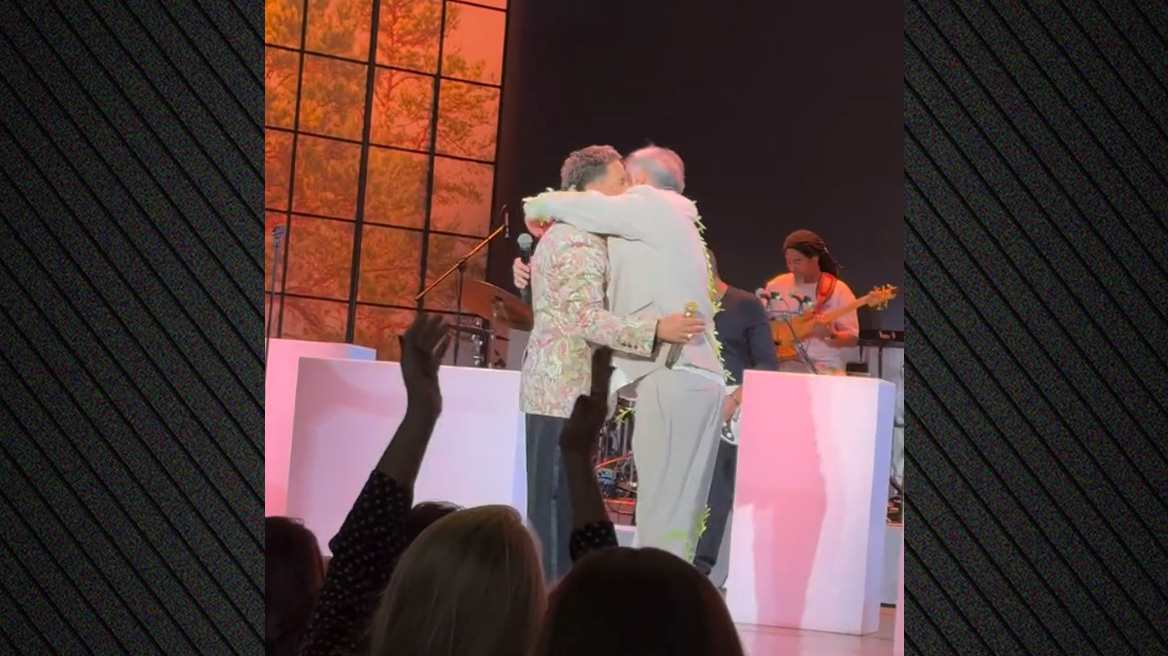 Η αγκαλιά του Φοίβου Δεληβοριά και του Γιώργου Μαζωνάκη πριν ξεκινήσουν το live στο Θέατρο Άλσος - Δείτε το βίντεο