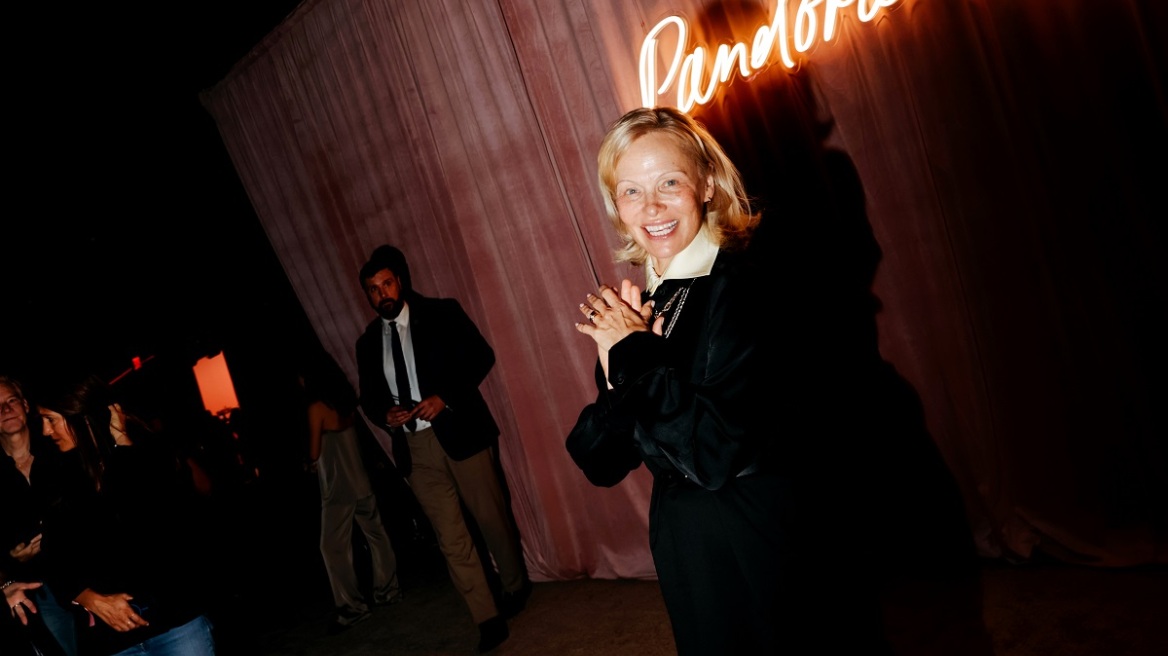 Πάμελα Άντερσον: Κάνει την έκπληξη με μια μεγάλη αλλαγή στο χρώμα των μαλλιών της