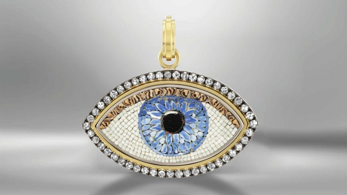 Γούρια, κακό μάτι και TikTok: Η βιομηχανία της δεισιδαιμονίας και η Γενιά Z