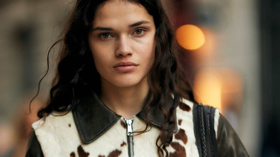 Πώς θα αποτρέψετε το φριζάρισμα στα μαλλιά σας λόγω βροχής
