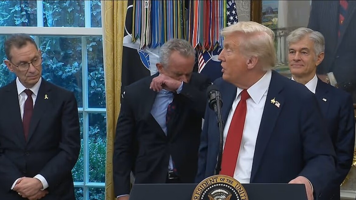 «Φέρτε μου ένα Paxlovid!» - Ο Τραμπ ζήτησε από τον Μπουρλά φάρμακο κατά του Covid όταν ο Ρόμπερτ Κένεντι φτερνίστηκε δίπλα του
