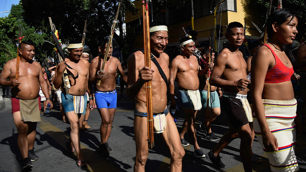 Βίντεο: Αυτόχθονες με δόρατα και φυσοκάλαμα, διαδηλώνουν στην Κολομβία κατά της βίας