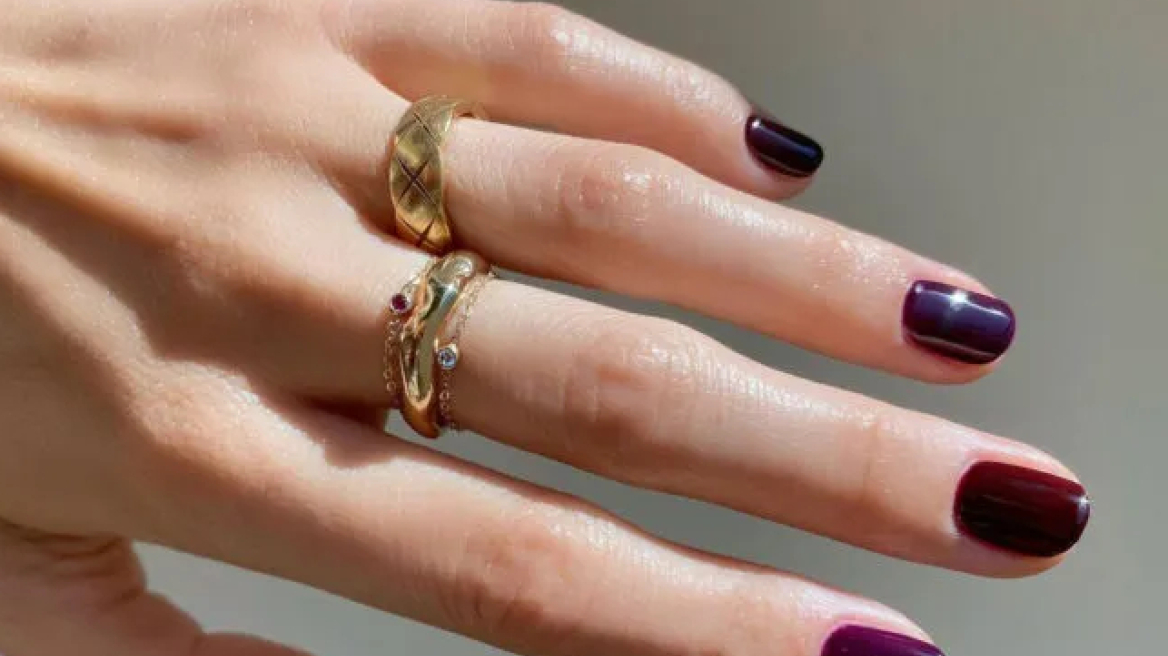 Cherry Cola: Η απόχρωση που θα κυριαρχήσει στο μανικιούρ τους επόμενους μήνες
