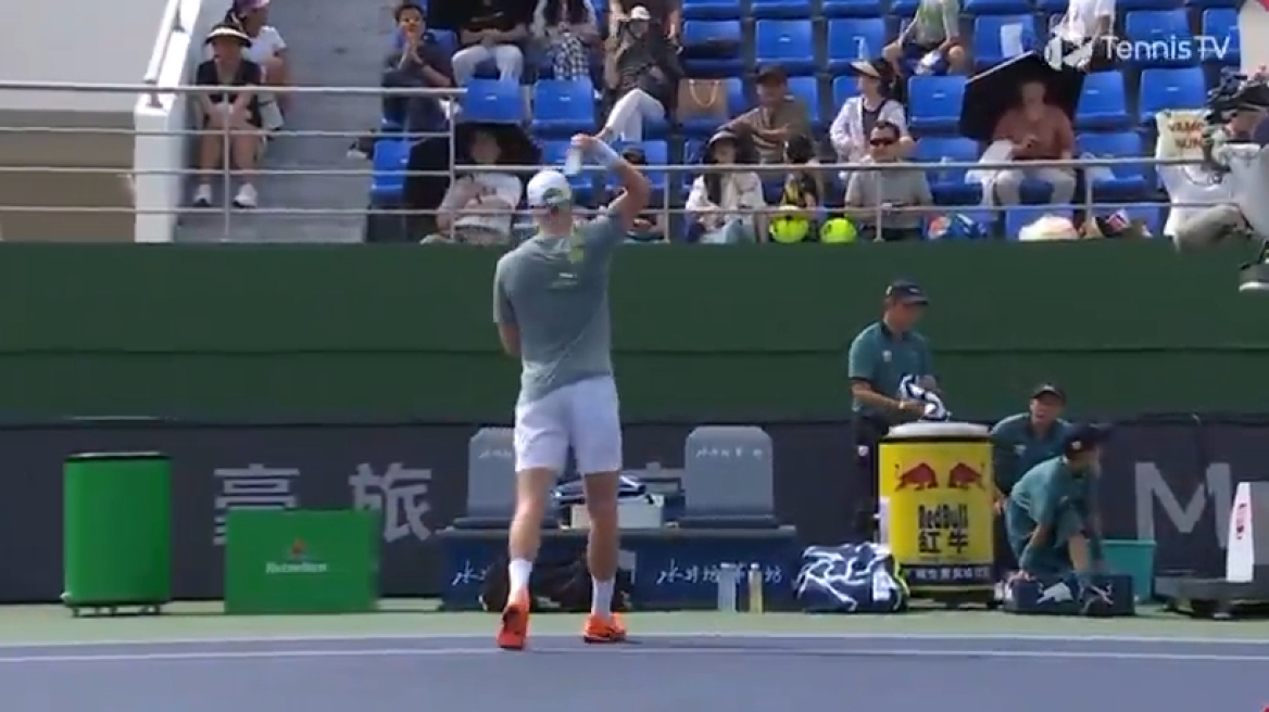 Ένταση με τον Βαν Ντε Ζάντσουλπ στη Σανγκάη: Πέταξε τη ρακέτα και παραλίγο να χτυπήσει θεατές! - Βίντεο
