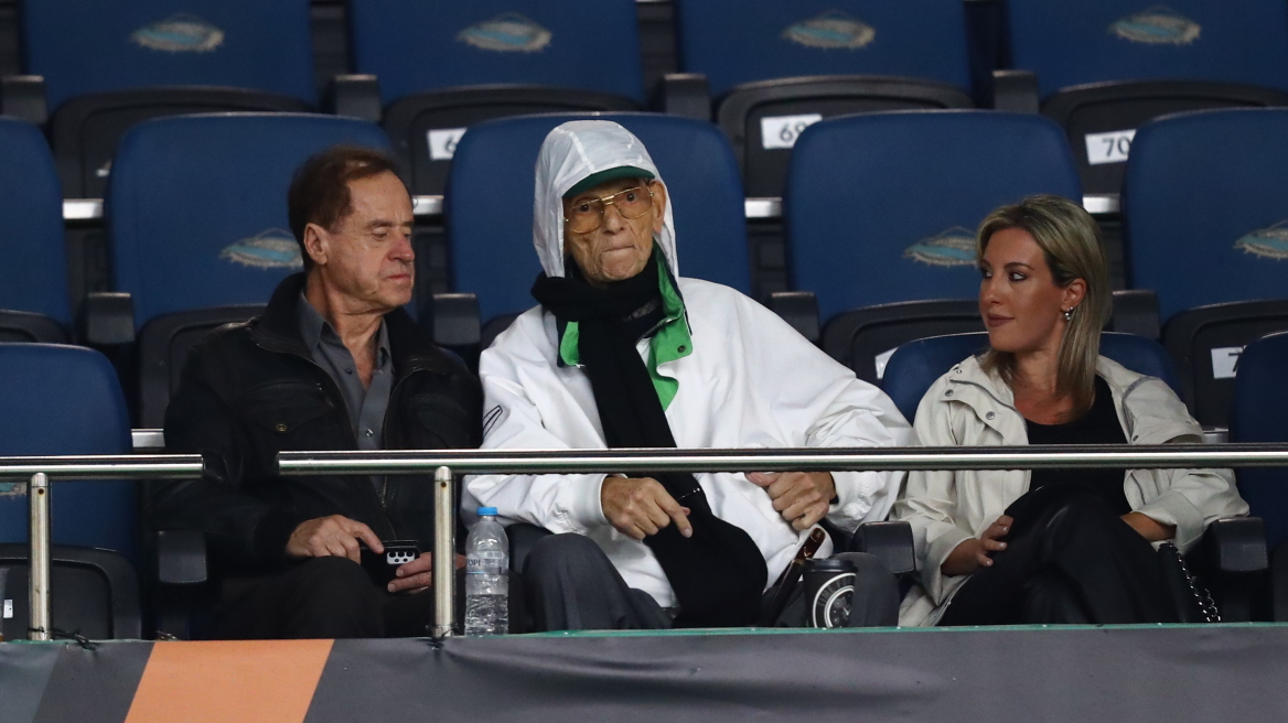 Δεν τον πτόησε ούτε η βροχή - Στο ΟΑΚΑ για το παιχνίδι του Παναθηναϊκού ο Αντωνιάδης - Φωτογραφία 