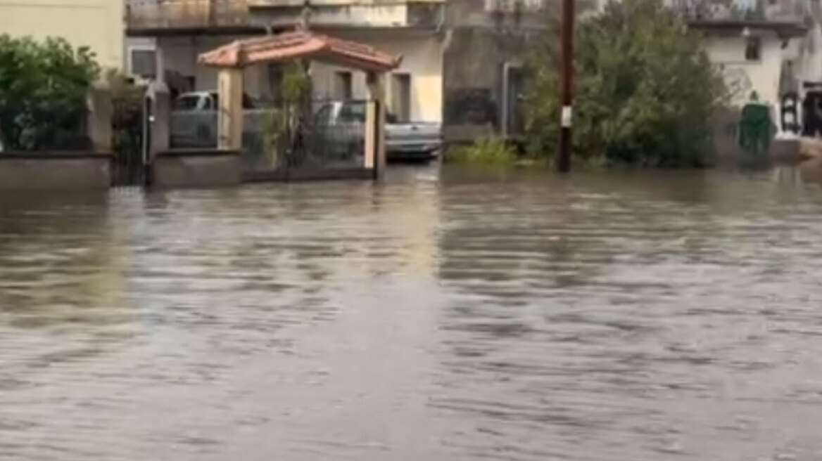 Πλημμύρισαν δρόμοι και μπήκαν νερά σε σπίτια στο Αιτωλικό από τη δυνατή νεροποντή - Δείτε βίντεο