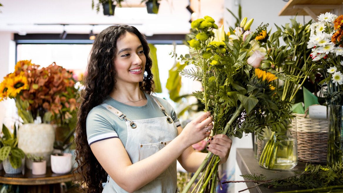 Από ανθοπωλεία έως γραφεία τελετών: Οι Έλληνες επαγγελματίες γίνονται viral στο TikTok